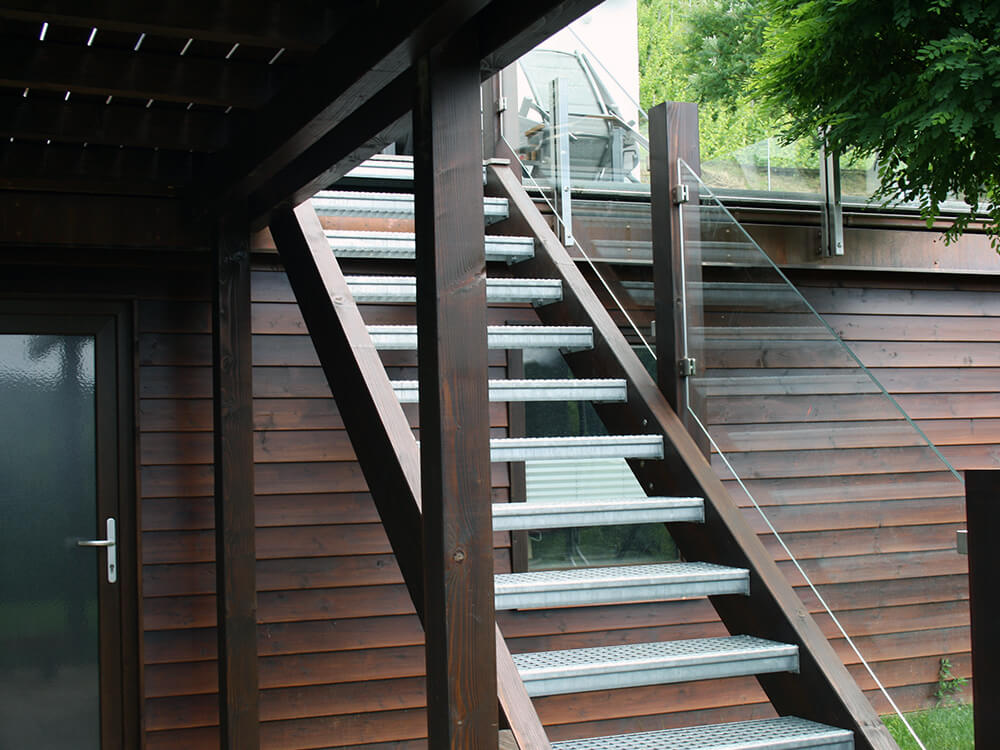 Terrassenerweiterung mit Treppe und Glasgeländer